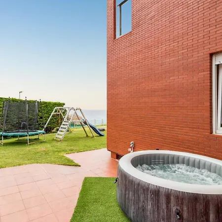 Spacious House With Sea View In + Jacuzzi 度假居 *