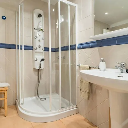 Vakantiehuis Spacious House With Sea View In + Jacuzzi *